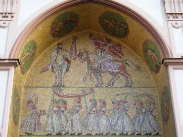 Scény Honění krále a Průvod královniček v horní části olomouckého orloje, nynější stav. Foto Radim Himmler.